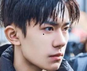 易烊千玺整容前的照片,探寻青春偶像的蜕变之路